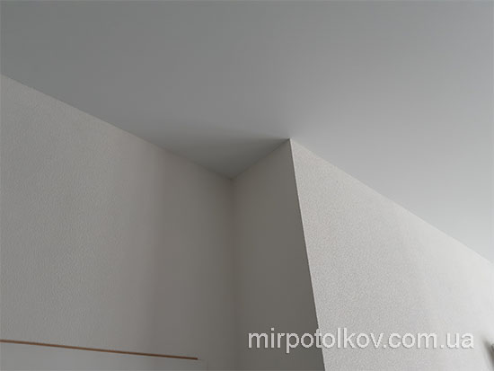 кути на натяжній стелі