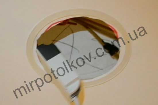 вирізаємо отвір, виводимо дроти