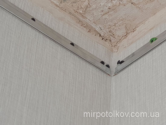 внутрішні кути в натяжній стелі