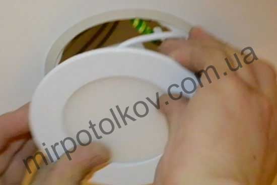 відгинаємо вушка і вставляємо світильник в платформу за плівкою