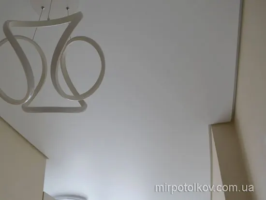 біла ніша 2 см між стіною та стелею