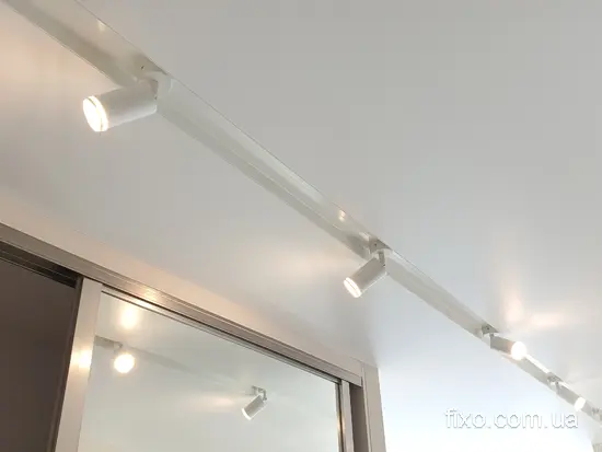 біла ніша в стелі для світильників