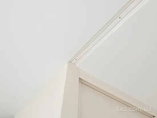 карниз вбудований в нішу в стелі