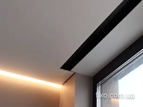 чорна ніша в натяжній стелі для ролетів
