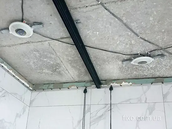 монтаж карнизу для шторки в ванній кімнаті