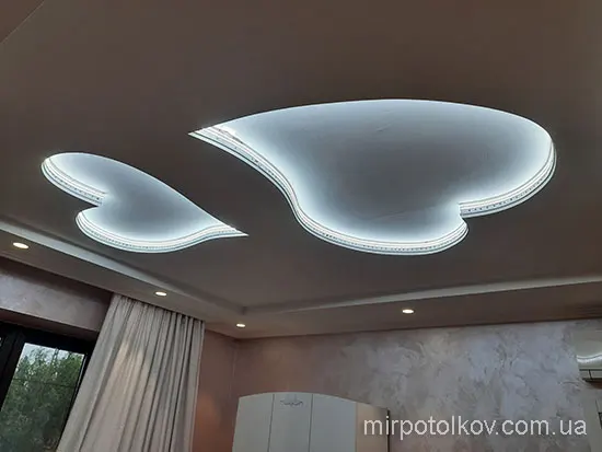 LED-лента приклеена на профиль для натяжного потолка за пленкой