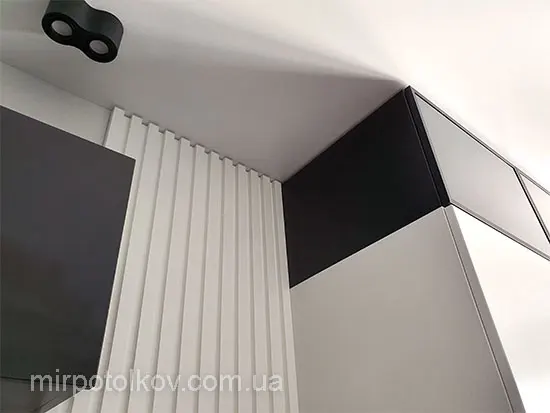 кухонні шафки під натяжною стелею