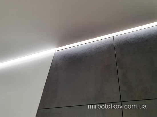 в нішу вбудували шафу після стелі