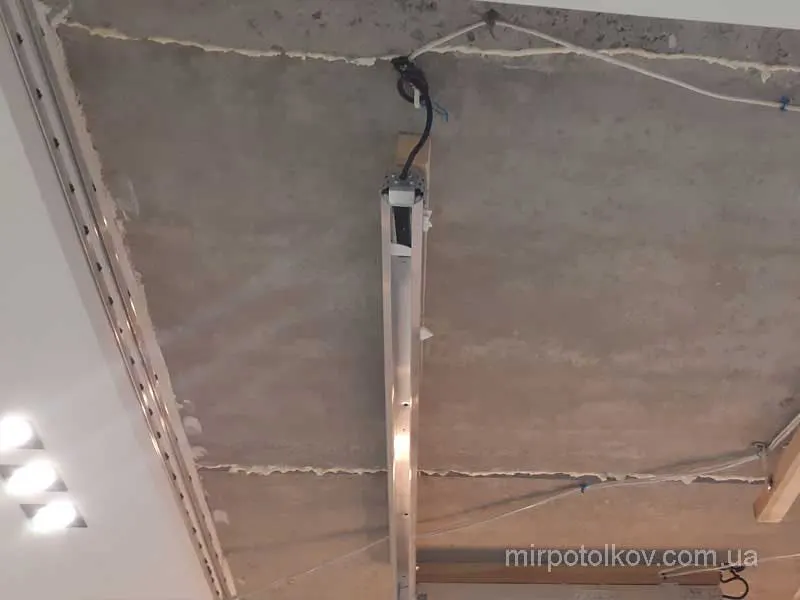 монтаж профілю-бази до бетонної стелі