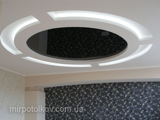 спальня с черным глянцевым потолком