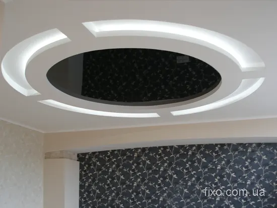 чорне глянцеве коло над ліжком