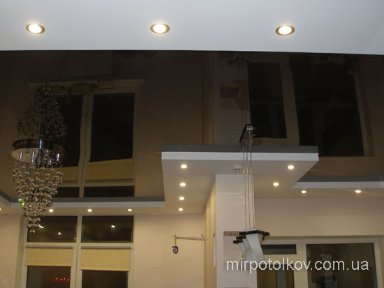 черный натяжной потолок в гостиной