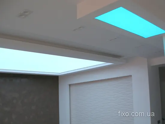 світлова натяжна стеля в студії