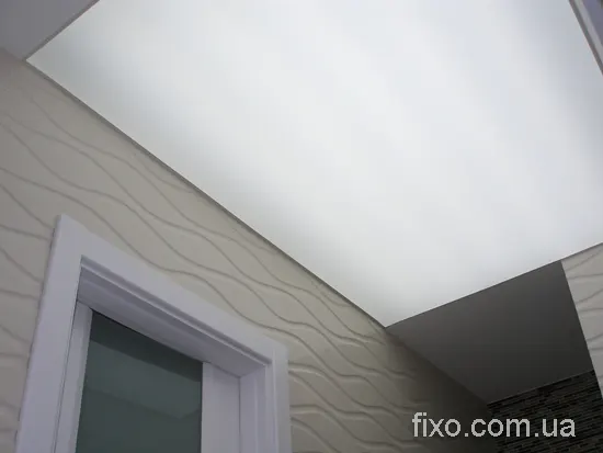 підсвічений натяжна стеля замість люстри