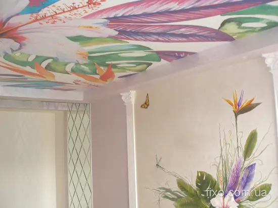 яскраві квіти на стіні і стелі