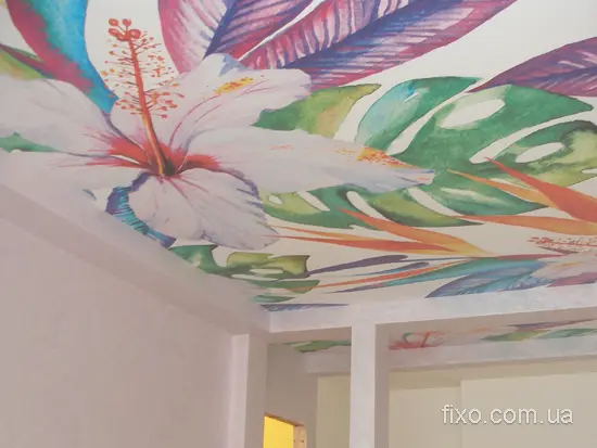 незвичайні квіти на матовій стелі