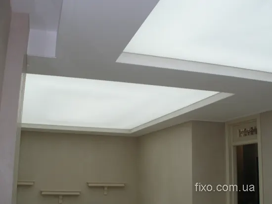 дві підсвічені стелі в студії