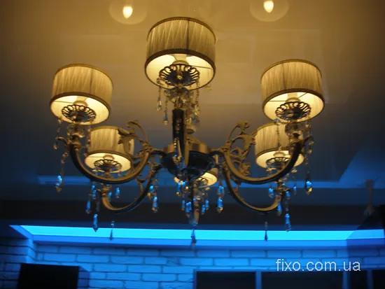 класична люстра і стеля з підсвічуванням