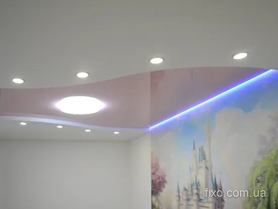 глянцева стеля для дитячої фото