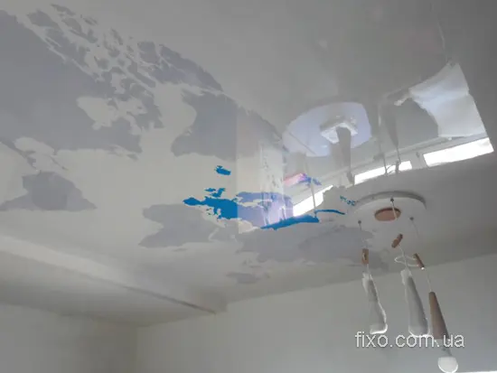 силует карти на стелі на кухні