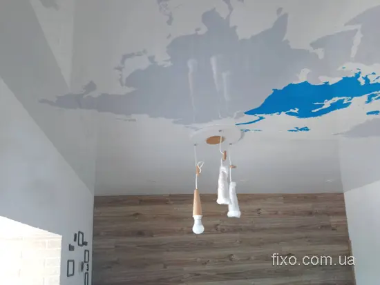 карта світу надрукована на глянцевій натяжній стелі