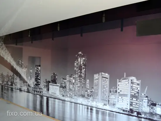 натяжна стеля нічне місто на стіні