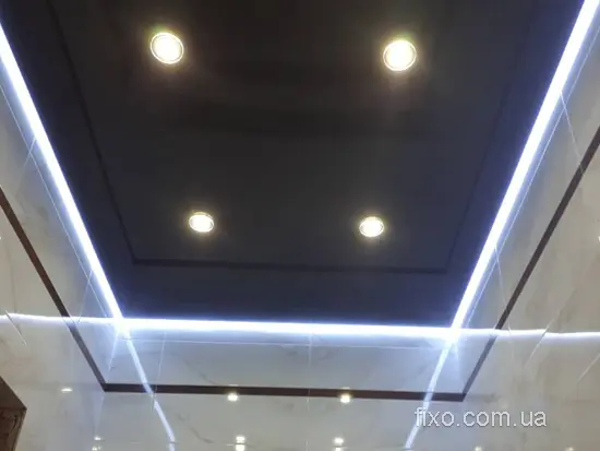 чорна натяжна стеля у ванній