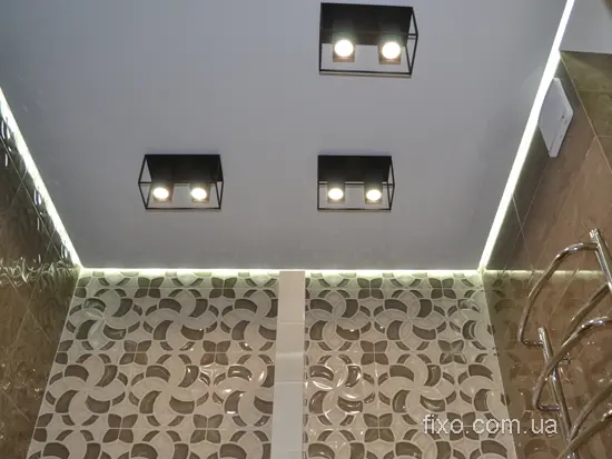 ширяюча натяжна стеля з глянсовою плиткою