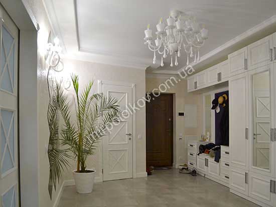классический интерьер с матовым потолком