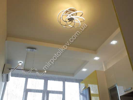 бежевый матовый натяжной потолок в гипсокартоне