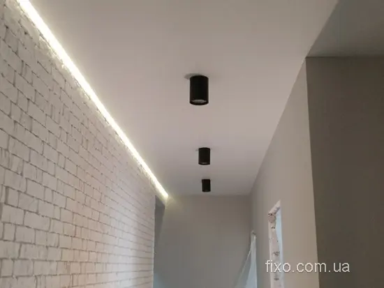 паряща стеля в коридорі