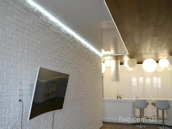 глянцева стеля з підсвічуванням і дерево