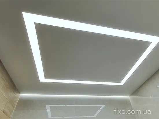 світлові лінії на натяжній стелі у ванній