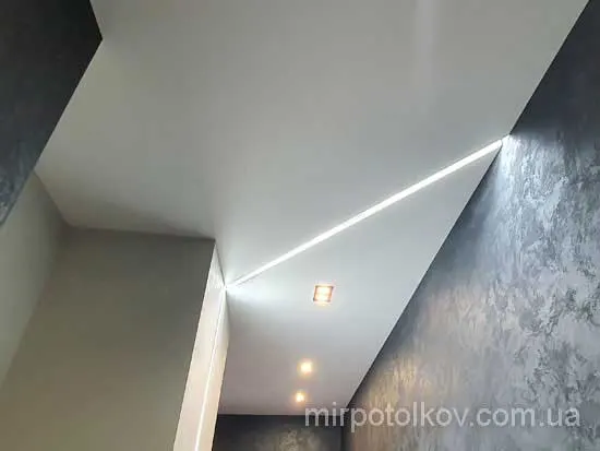 лінія світла зі стелі на стіну коридор