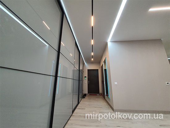 фарбування стін спочатку, а потім кріплення натяжної стелі 