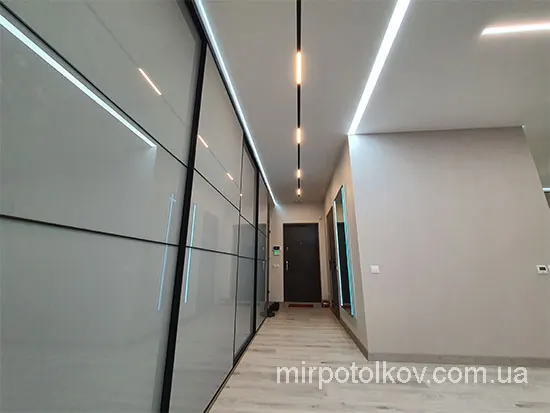 сучасна стеля для коридора