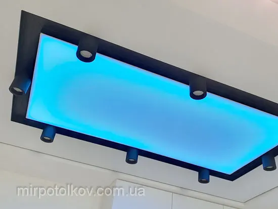 середина натяжної стелі повністю світиться