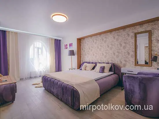 фото сатинової стелі в спальні