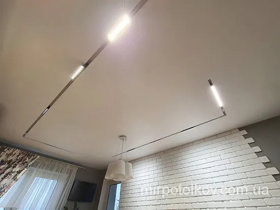 білі магнітні треки в білій натяжній стелі