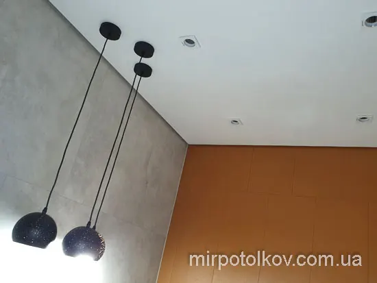 сучасна натяжна стеля у ванній кімнаті