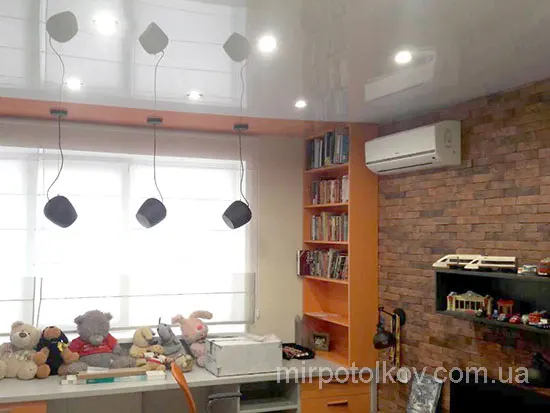 спайка двоколірної натяжної стелі в один рівень