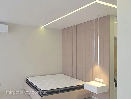 лінійне світло в натяжній стелі в спальні
