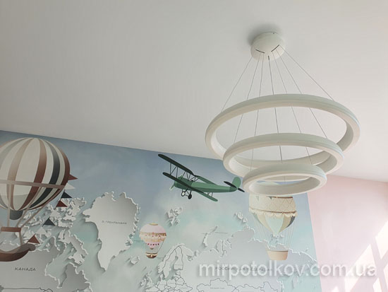 натяжной потолок в детской с фотообоями