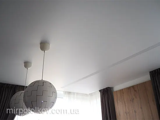 вітальня з сатиновою стелею