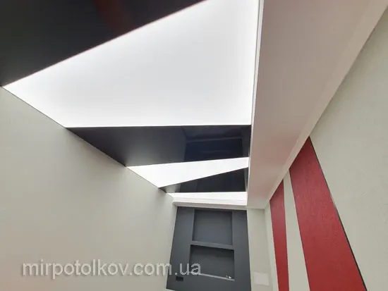 незвичайна стеля з підсвіткою