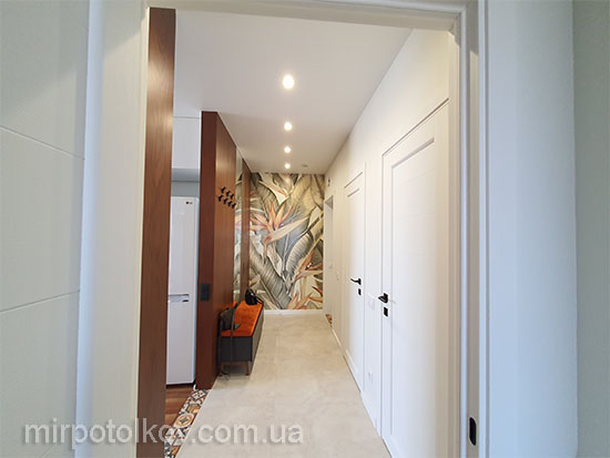 матовый натяжной потолок в коридоре