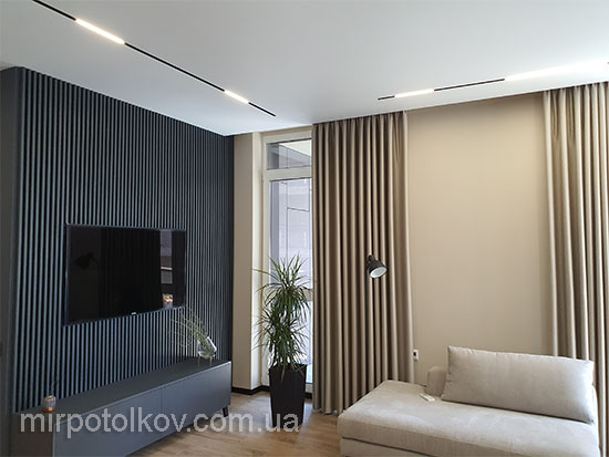 рейковий декор на стіні до натяжної стелі