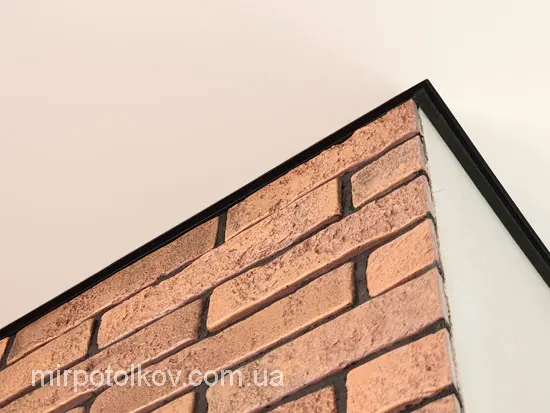 теневой зазор вдоль кирпичей на стене