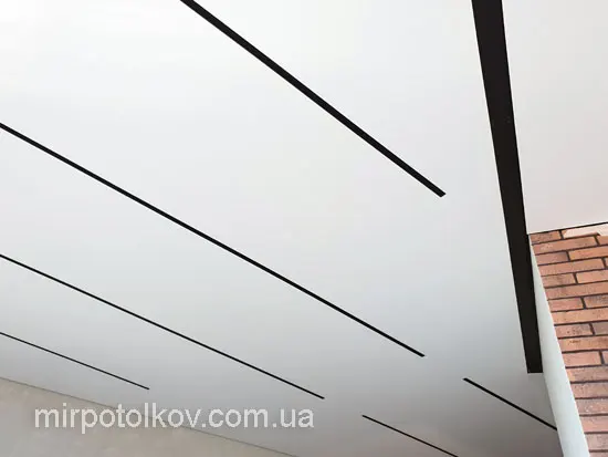 трекове освітлення в кімнаті-студії