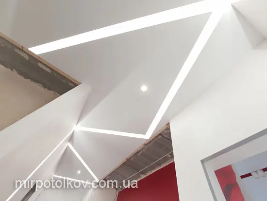 світлові лінії зі стелі на стіни